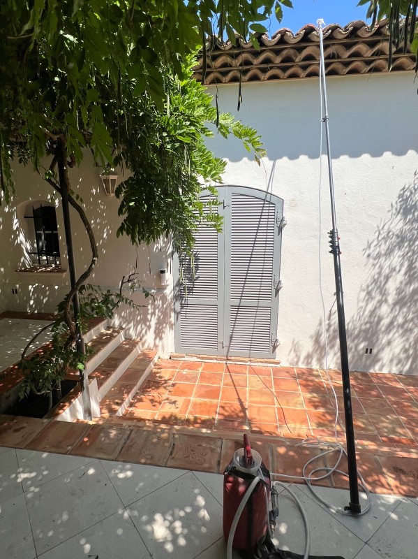 Traitement nid de guêpes sous tuiles sur la commune de Saint-Tropez dans le Var(83)