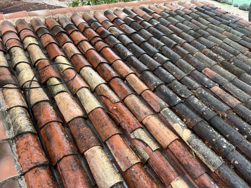 Nettoyage de toiture et traitement préventif contre les guêpes chez un particulier au Puy-Sainte-Réparade dans les Bouches du Rhone