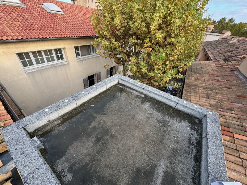 Pose de dispositif anti pigeon dans un lycée à AIX-EN-PROVENCE 13100 suite à invasion de pigeons dans la cour