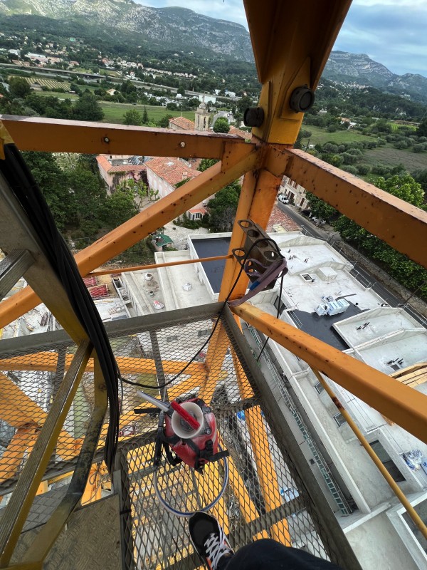 Intervention nid de frelons en haut d’une grue sur un chantier à Aubagne dans les Bouches-du-Rhône  (13)