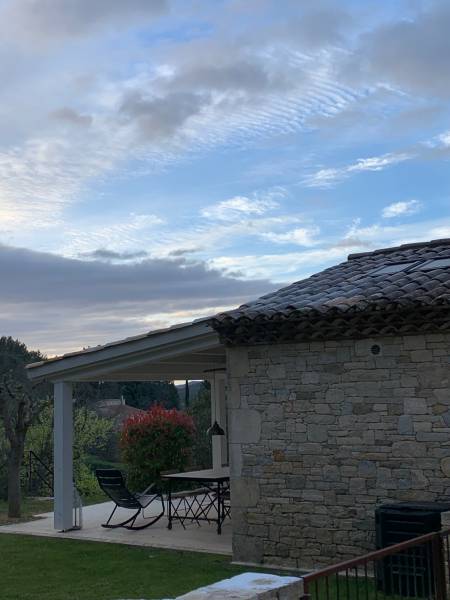 Traitement de toiture contre les guêpes suite installation panneaux photovoltaïques à Saint Rémy de Provence