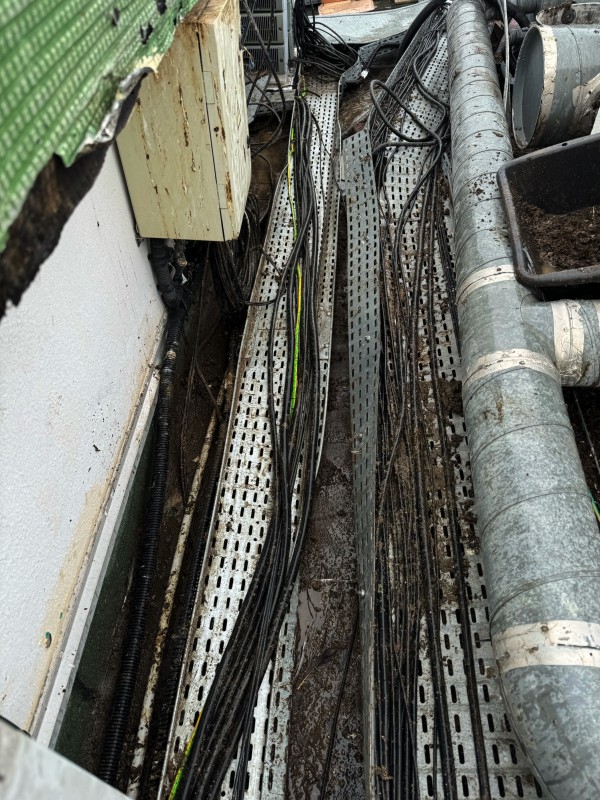  Nettoyage de fiente de pigeons sur le toit, d’un immeuble à Toulon, dans le Var